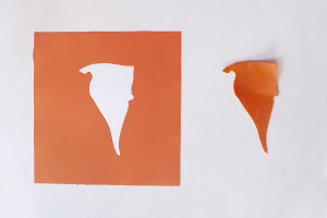 Obra de arte sobre papel gofradro. Pieza única de color naranaja hecha con pigmetos. Le acompaña una pieza de plásatico que es el molde del gofrado