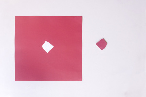 Obra de arte sobre papel gofradro. Pieza única de color rosa hecha con pigmetos. Le acompaña una pieza de plásatico que es el molde del gofrado